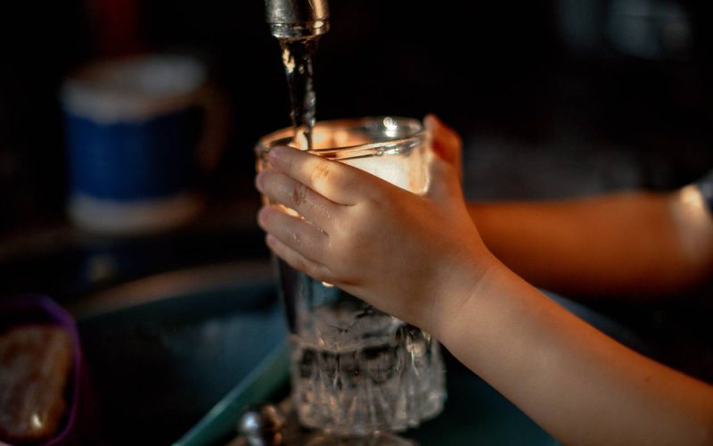 hands-of-a-child-who-washes-dishes-2024-12-06-13-51-21-utc_1280px
